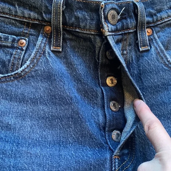 Levi’s 501 High Rise Rip Knee Straight Leg Crop